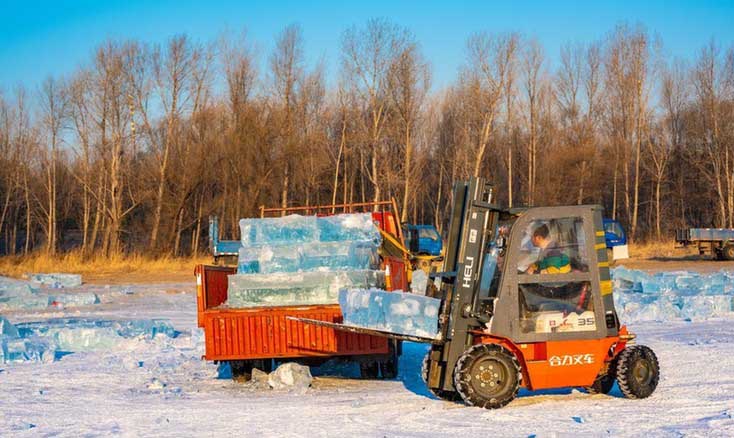 哈爾濱冬季采(cai)冰 采冰工具