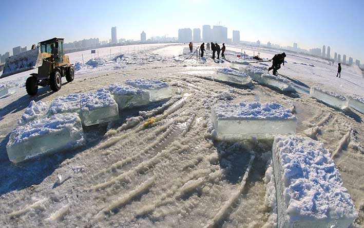 哈爾濱冬(dong)季采冰 采冰工(gong)具