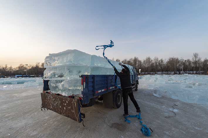 哈爾濱冬季采(cai)冰 采冰工具