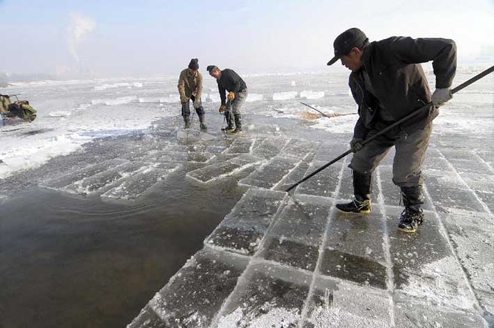 哈爾濱冬季采(cai)冰 采冰工具