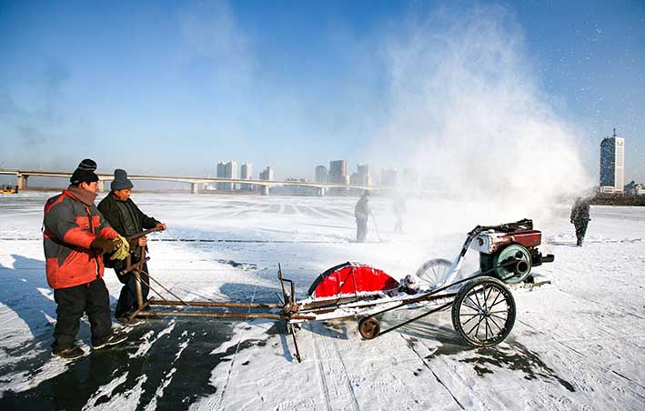 哈爾濱冬季采(cai)冰 采冰工具