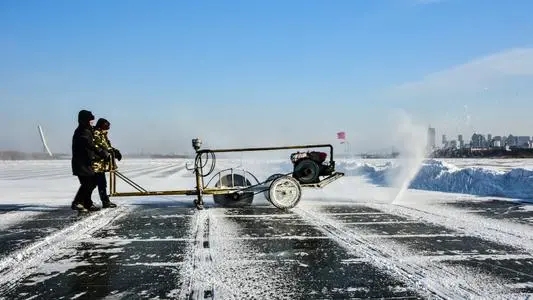 哈(hā)爾濱冬季采(cǎi)冰 采冰工具(ju)